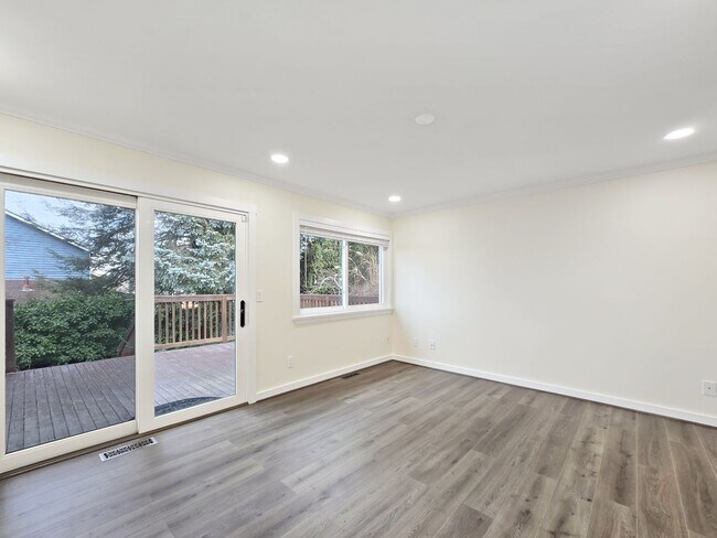 Building Photo - Modern Luxury: 4-Bed, 4.5-Bath Fully Remodeled Home