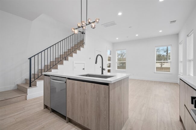 Building Photo - 105 Tolima Dove St