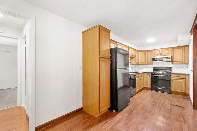 Building Photo - AVAILABLE OCT 1ST!! BEAUTIFUL 4 BEDROOM IN...