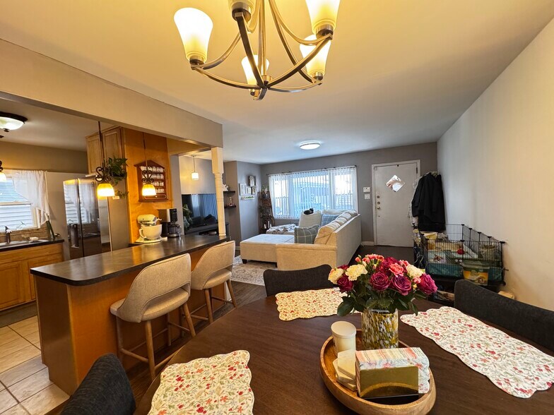 Dining view to Entry - 130 Pine St