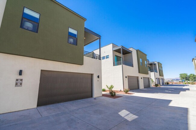 Building Photo - LUXURY GOLF COURSE CONDO - FULLY FURNISHED