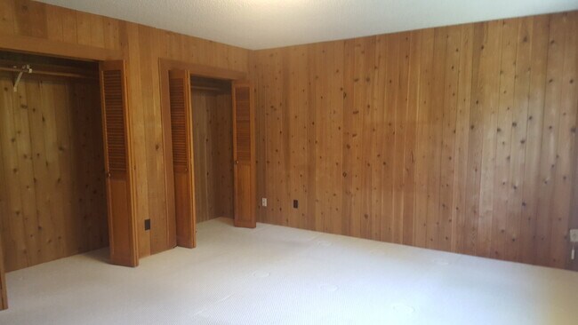 Building Photo - Raleigh Hills Beauty! XL Yard & Attached Garage! Dogs OK!