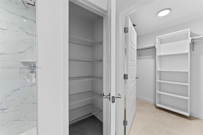 Building Photo - 2150 N Bayshore Dr