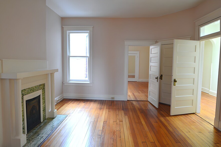 Building Photo - 2025 Grove Ave