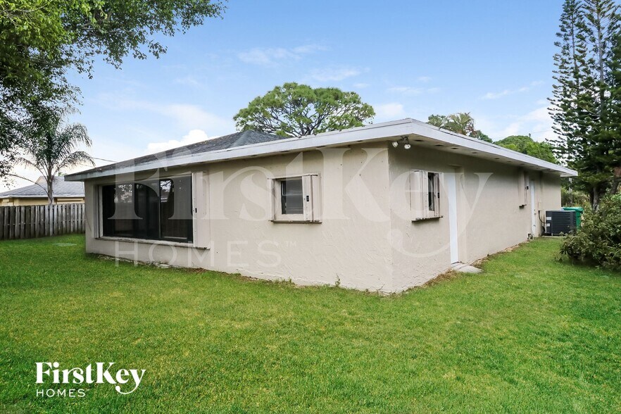 Building Photo - 1032 SE Floresta Dr