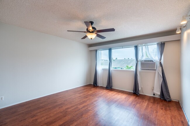 Building Photo - 2 bedroom / 1 1/2 bath / 2 parking condo i...