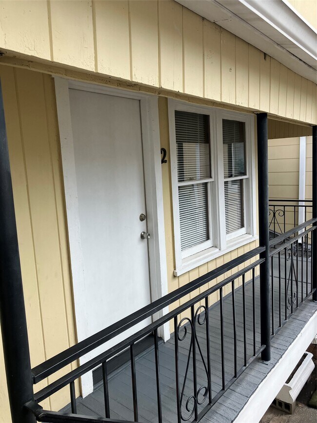 Building Photo - 307 Stratford St