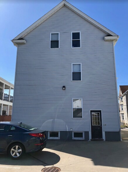 Building Photo - 22 Lawrence St