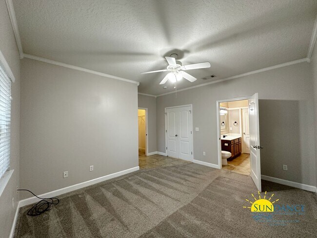 Building Photo - Beautiful 3 Bedroom Townhouse Near Both Mi...