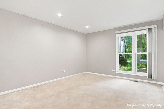 Building Photo - 246 Shadow Bend Dr