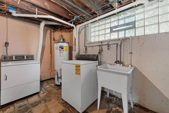 Building Photo - CHEVIOT: Charming 4 bed 2.5 bath 1 car detached garage
