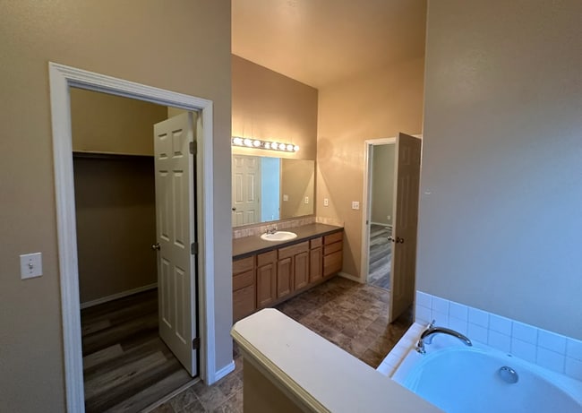 Building Photo - Comfortable & Stylish Single-Level Living ...