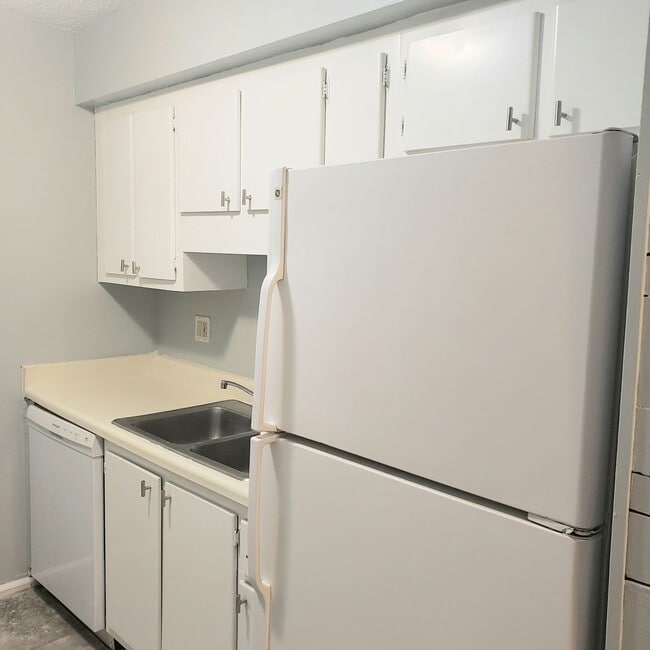 Building Photo - Nice upgraded 1bed/1bath condo conveniently located near busch garden's!