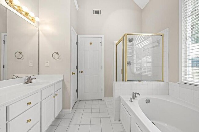 Building Photo - House 4 Beds 2 Baths