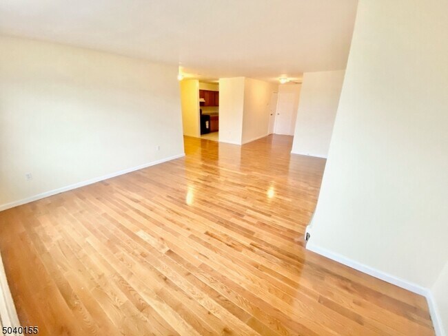 Primary Photo - 326 Bond St