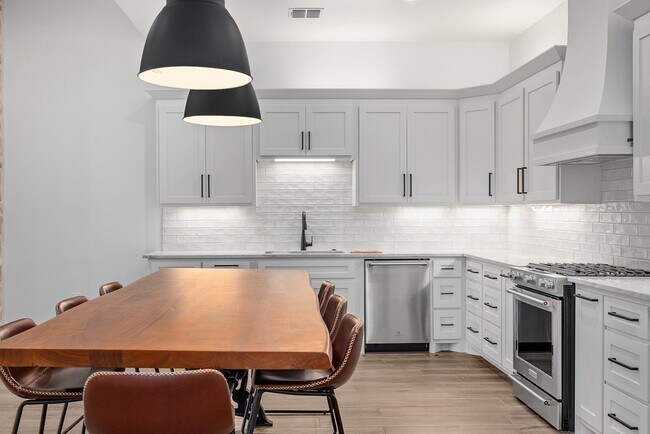 Building Photo - 2 Pinnacle Club Dr