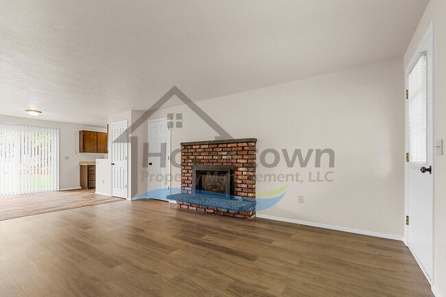 Building Photo - 2 Bedroom 1 Bath Home with Attached Garage...