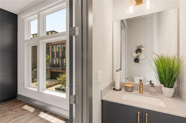 Building Photo - 1300 Chelsea Cir NW