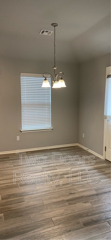 Building Photo - 10240 Hidden Village Dr