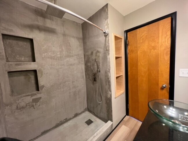 Building Photo - Spacious 2 Bed / 1 Bath Near Downtown Urbana with Garage