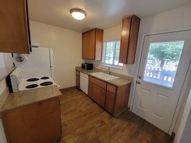 Building Photo - Two Story 3 Bedroom 2 Bath Condo in Chico for Rent!