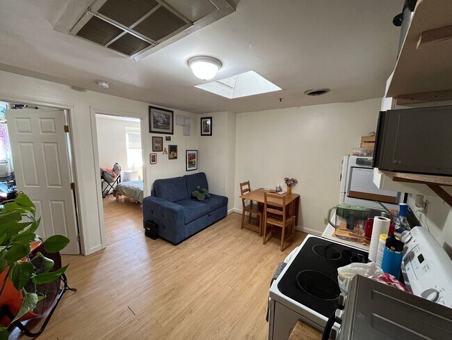 Building Photo - Welcome UNH Students! Prime 2-Bedroom Apar...