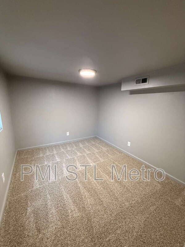 Building Photo - 747 Cunningham Ave