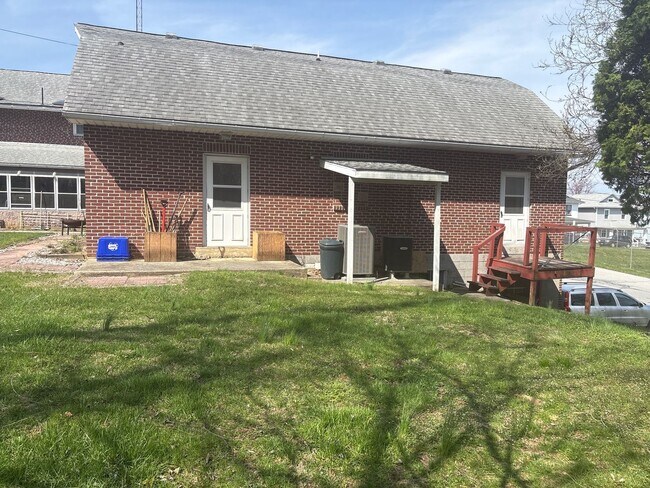 Building Photo - 1 Bedroom 1 Bath 2 Story Cottage-Suburban SD