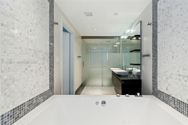 Building Photo - 200 Biscayne Blvd Way