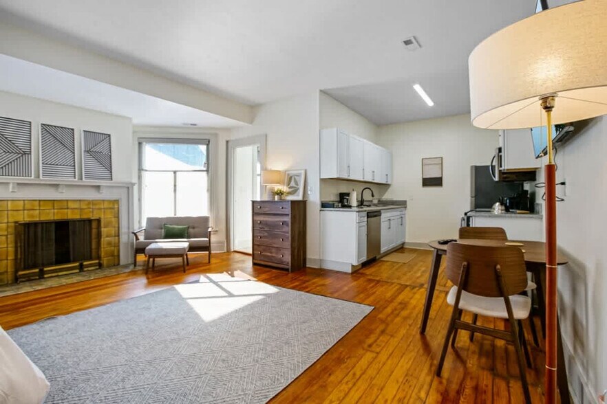 Building Photo - 1848 E 89th St