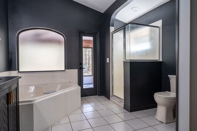 Building Photo - Wonderful & Private