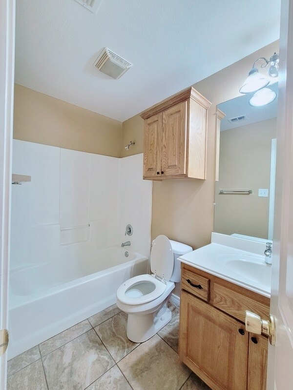 Building Photo - 210 Elm St