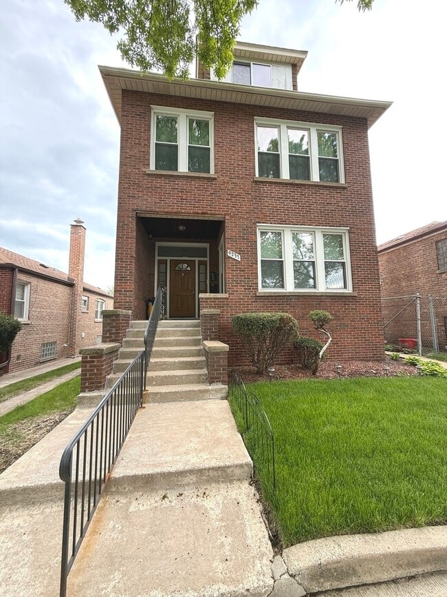 Building Photo - 9237 S Paxton Ave