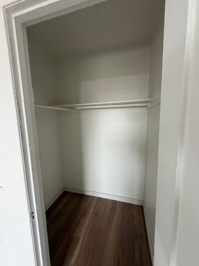 Building Photo - Newly Renovated 1 Bedroom in West Adams