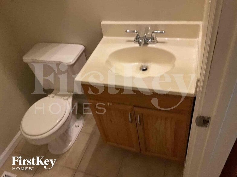 Building Photo - 16211 Fox Ct