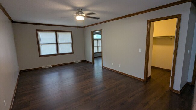 Building Photo - 2025 Longfellow St NE