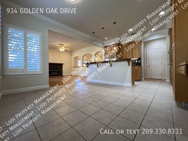 Building Photo - 934 Golden Oak Dr