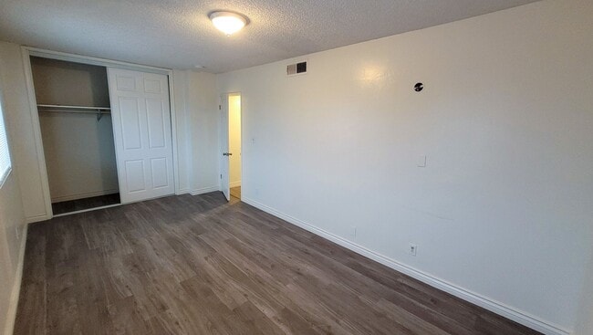 Building Photo - 6 Bedroom 3 Bath Two Story House with REMODELED Kitchen and Bathrooms Available Now!