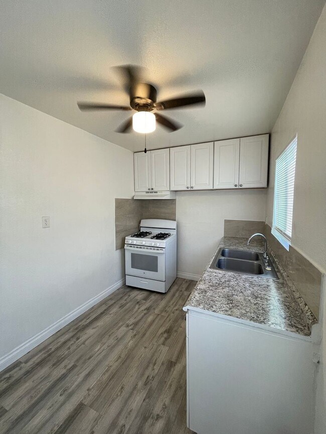 Building Photo - Large Upper 1 Bedroom 1 Bath in Long Beach!