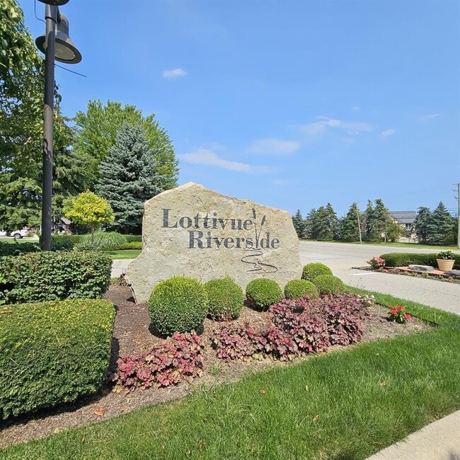 Building Photo - 3 Bedroom, 2.5 Bath Condo, Kitchen with St...