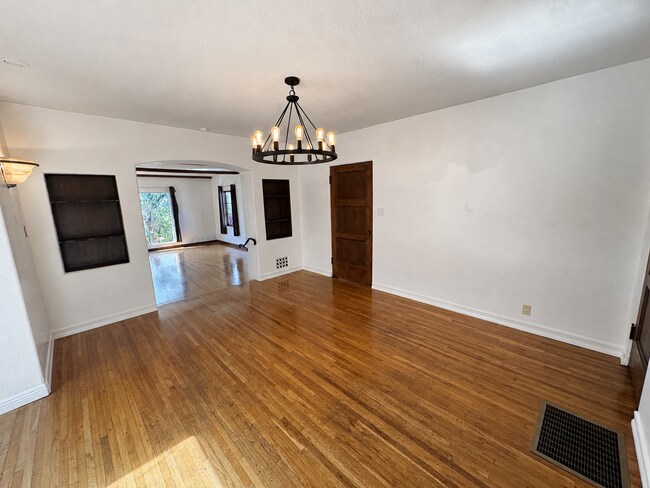 Building Photo - 352 Glen Ellen Dr