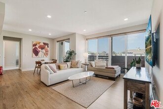 Building Photo - 6030 S Seabluff Dr