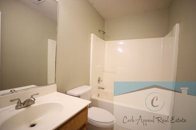Building Photo - Recently renovated 2 bed, 1 bath apt - utilities included!! HUD accepted!