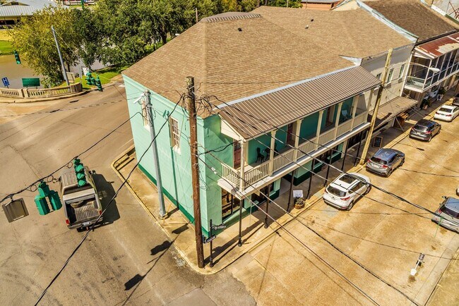 Building Photo - Downtown Charm: Spacious 1BR Apartment in ...