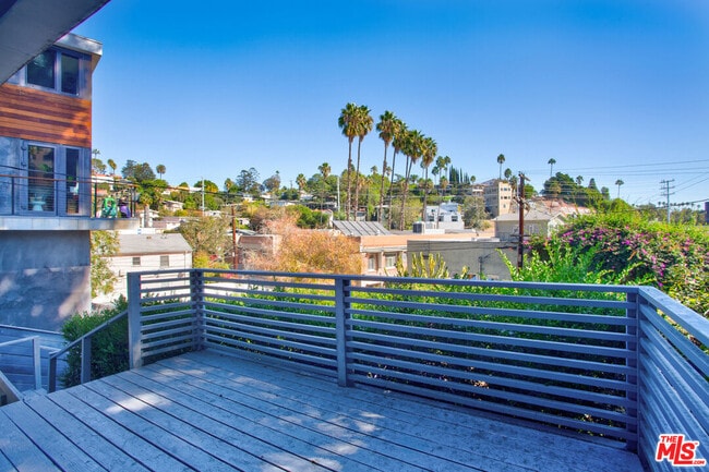 Building Photo - 3248 Descanso Dr