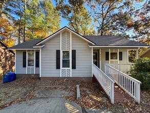 Building Photo - Charming 3 Bed, 2 Bath Tri-Level Home