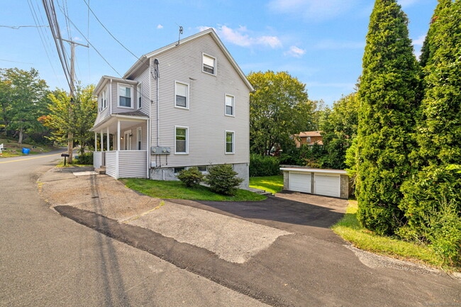 Building Photo - 143 Kneen St