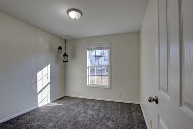 Building Photo - 3 bed 2 bath Fenced yard.  Heart of St. B.  Hurry.