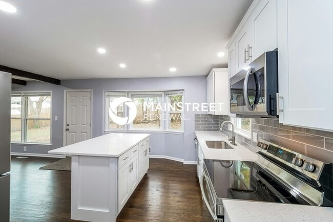 Building Photo - 4 Bedroom Pet-Friendly Home in Overland Park, KS with Main Street Renewal