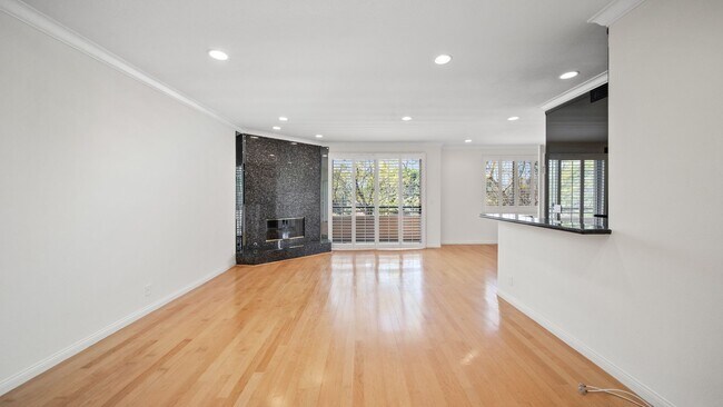 Building Photo - 2 bedroom 2.5 bathroom